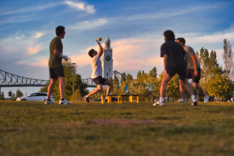jeunes gens jouant au volley au vieux port
